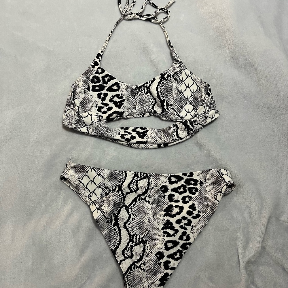 Bikini - Picture 3 of 3